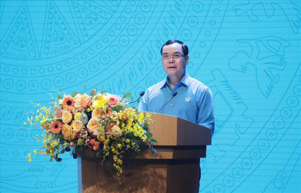 Đồng chí Nguyễn Đình Khang phát biểu tại Chương trình: “75 nghìn sáng kiến vượt khó, phát triển“.