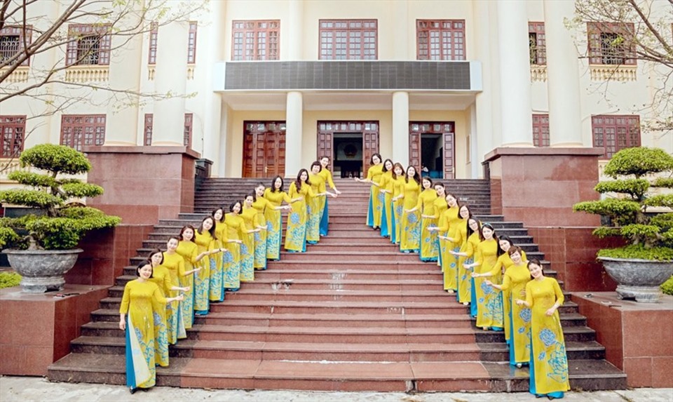 Nữ công chức Tòa án nhân dân tỉnh Quảng Ninh  hưởng ứng Tuần lễ áo dài do CĐVC  phát động dịp 8.3. Ảnh: CĐVC tỉnh cung cấp.