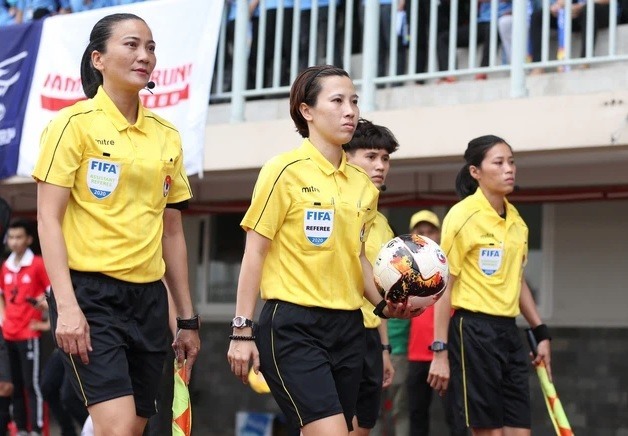 Trợ lý trọng tài Trương Thị Lệ Trinh (trái). Ảnh: VFF