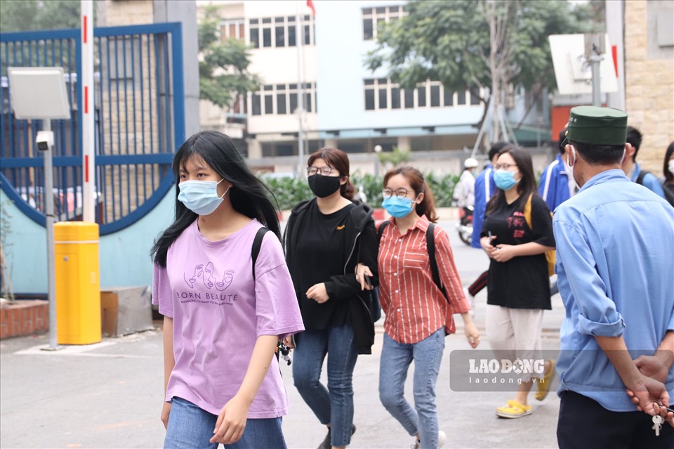 Nhìn chung, công tác kiểm soát sinh viên đeo khẩu trang, sát khuẩn tay tại các trường Đại học vẫn được thực hiện nghiêm túc (Ảnh: Minh Thiện)