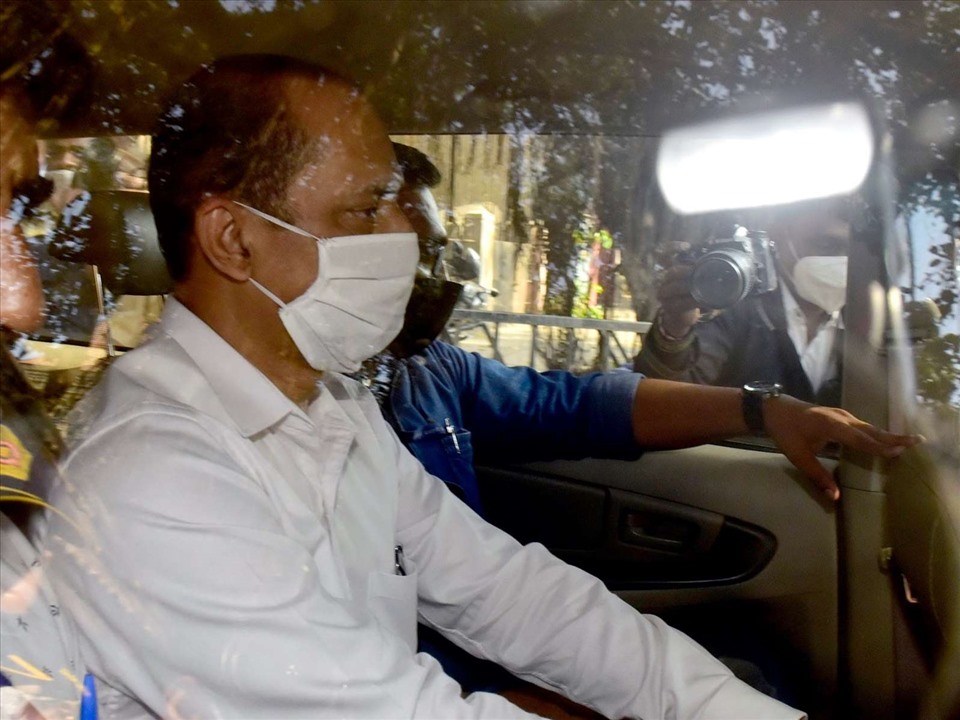 Nghi phạm Sachin Waze trên xe của Cơ quan Điều tra Quốc gia Ấn Độ ngày 14.3. Ảnh: Getty