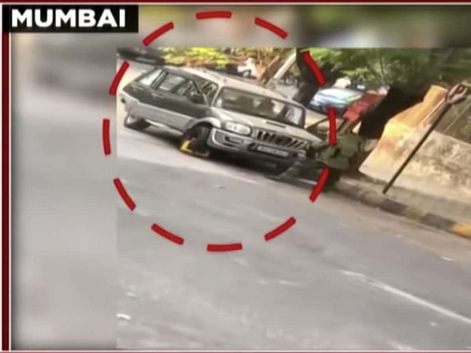 Chiếc xe SUV chứa chất nổ bị bỏ lại gần nhà tỉ phú Ambani. Ảnh: Cảnh sát Mumbai