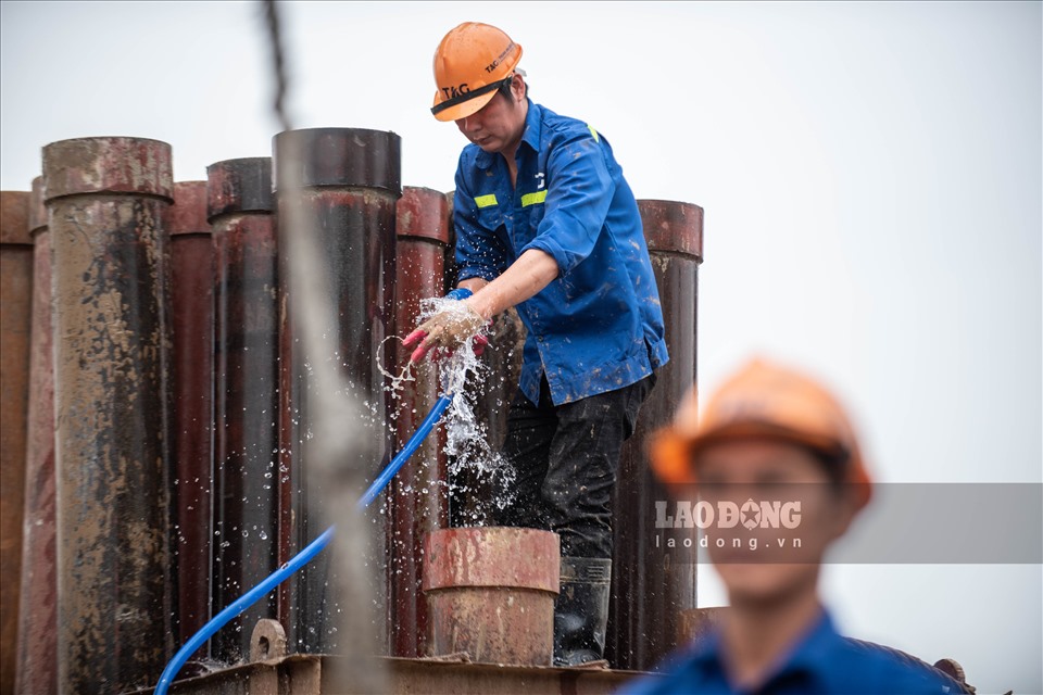 “Đến ngày 15.3, Công ty Thuận An đã thi công được 60/168 cọc bê tông. Gói thầu trị giá 289 tỷ đồng. Theo đánh giá, tiến độ thi công đến nay vẫn đảm bảo“, ông Tú nói.