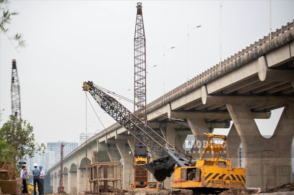 Cầu Vĩnh Tuy giai đoạn 2 có tổng mức đầu tư hơn 2.500 tỉ đồng. Cầu có tổng chiều dài và đường dẫn hơn 3,4km, mặt cắt ngang 19,25m (4 làn xe), chiều cao tĩnh không 11m. Điểm đầu tại Km0+840 (giao với đường Nguyễn Khoái và phố Minh Khai), điểm cuối tại Km4+312,62 (giao với đường Long Biên - Thạch Bàn, đường Cổ Linh). Dự án do Ban Quản lý dự án đầu tư xây dựng công trình giao thông Hà Nội làm chủ đầu tư.