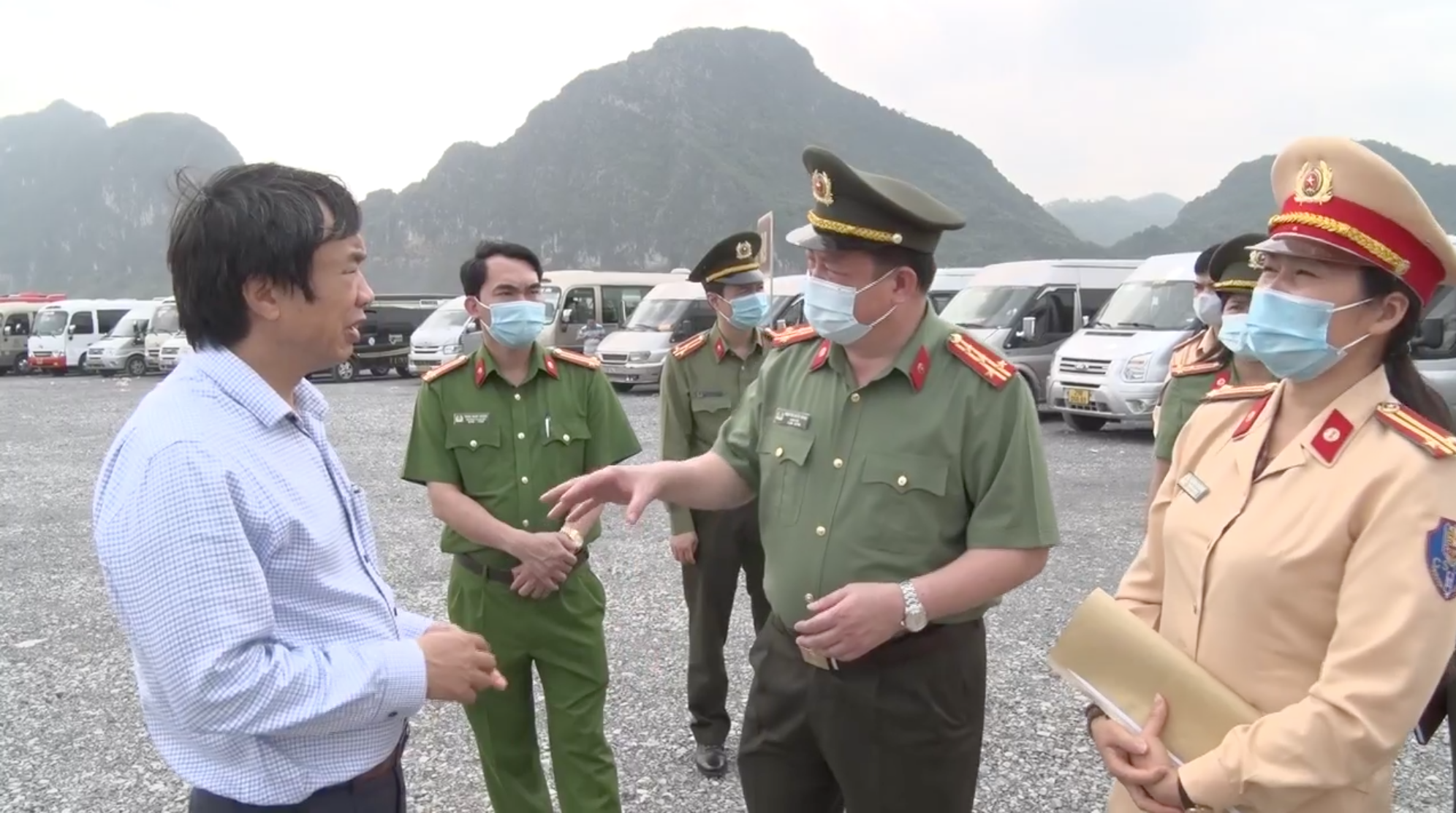 Giám đốc Công an tỉnh Hà Nam Nguyễn Quốc Hùng (thứ hai từ phải sang)  chỉ đạo đảm bảo an ninh tại Chùa Tam Chúc. Ảnh: Công an cung cấp.