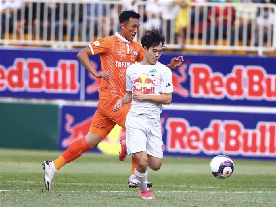Văn Toàn bị lật cổ chân trong trận đấu với Bình Định ở vòng 3 V.League 2021. Ảnh: Nguyễn Đăng