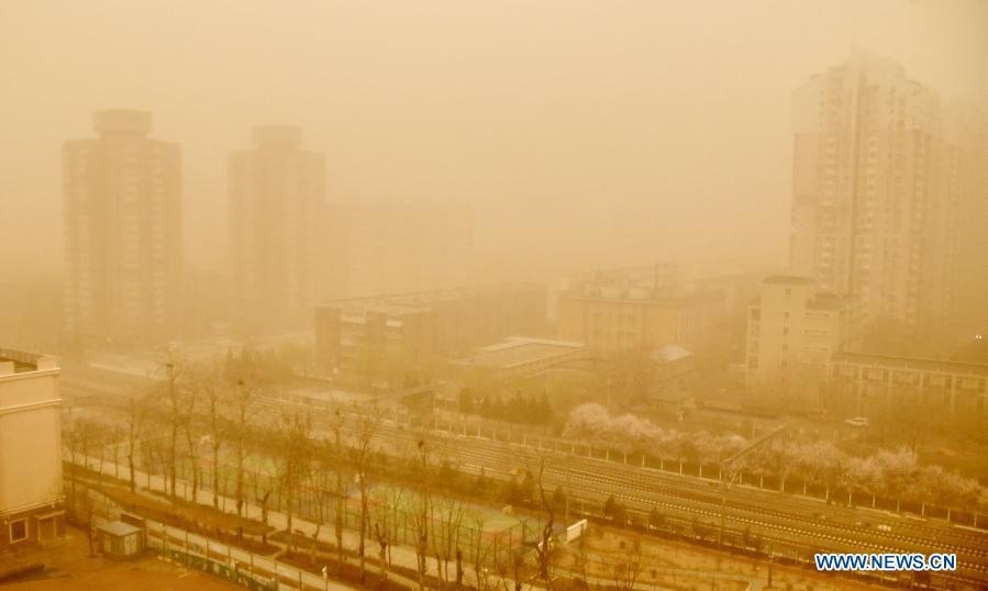 Bão cát tấn công thủ đô Bắc Kinh ngày 15.3. Ảnh: Xinhua.