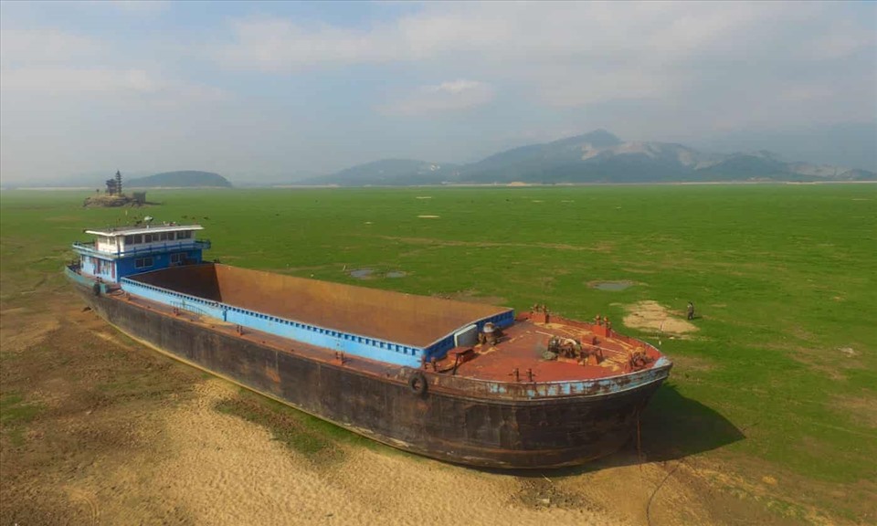 Thuyền bị mắc cạn trên hồ Bà Dương ở phía đông Trung Quốc, nơi có một trong những mỏ cát lớn nhất thế giới. Hồ Bà Dương là một cửa xả lũ của sông Dương Tử. Ảnh: Tân Hoa Xã.