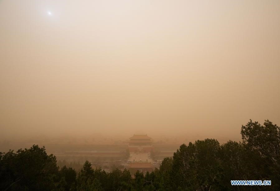 Nhiều nơi ở Trung Quốc chìm trong cát bụi màu vàng với tầm nhìn dưới 1km.