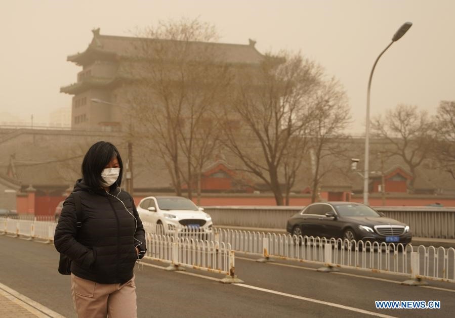 Trung tâm khí tượng quốc gia Trung Quốc khuyến cáo người dân đề phòng gió lớn và bão cát, đồng thời khuyến nghị các lái xe đề phòng trường hợp tầm nhìn bị hạn chế.