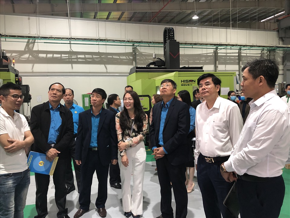 Các đại biểu thăm xưởng sản xuất của Công ty TNHH Phát triển Bình Thuận. Ảnh: Bảo Hân