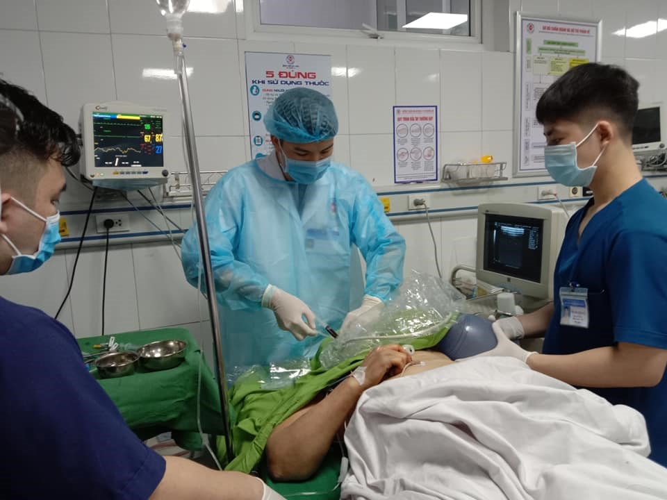 Bác sĩ Bệnh viện đa khoa 115 Nghệ An cấp cứu nạn nhân vụ tai nạn giao thông ở Nghi Lộc. Ảnh: NA