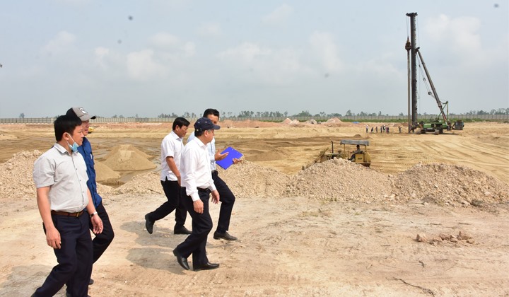 Chủ tịch UBND tỉnh Thừa Thiên Huế - Phan Ngọc Thọ kiểm tra tiến độ thi công dự án. Ảnh: NM.