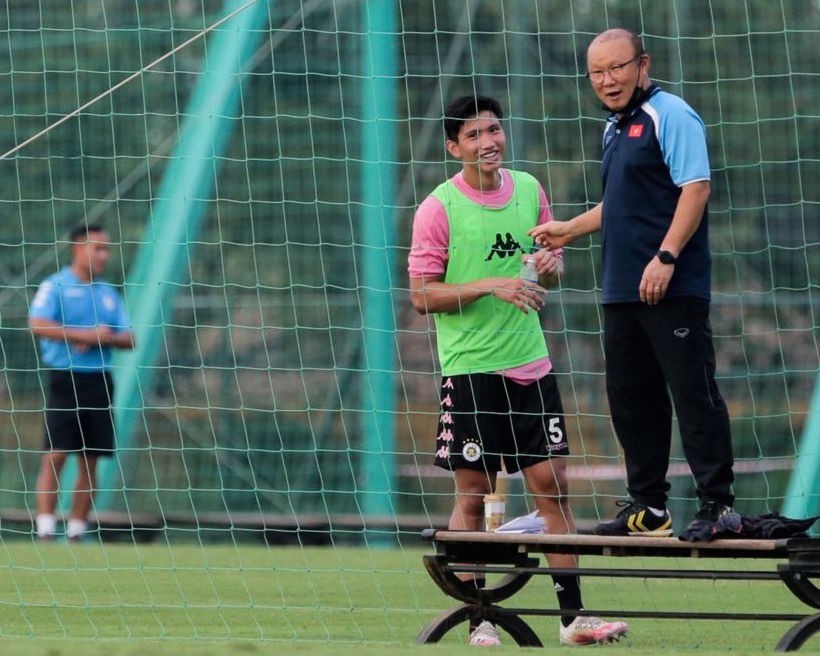 Huấn luyện viên Park Hang-seo gặp lại Đoàn Văn Hậu trên sân tập của Hà Nội hồi tháng 8.2020. Ảnh: Trung Hiếu