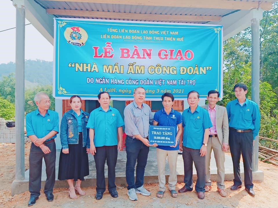 Trao số tiền hỗ trợ xây nhà “Mái ấm Công đoàn” cho đoàn viên Trần Văn Lộc. Ảnh: CĐ.