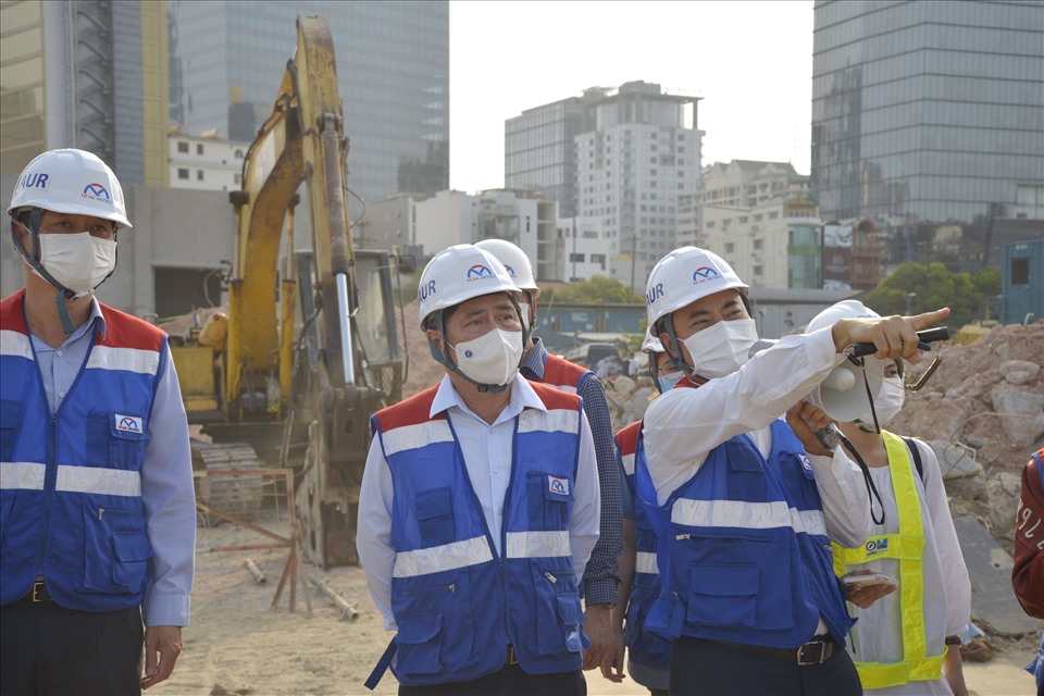 Ông Bùi Xuân Cường (trái) -  Giám đốc Ban quản lý đường sắt đô thị TPHCM báo cáo tiến độ công trình với chủ tịch UBND TPHCM Nguyễn Thành Phong (giữa).  Ảnh: M.Q