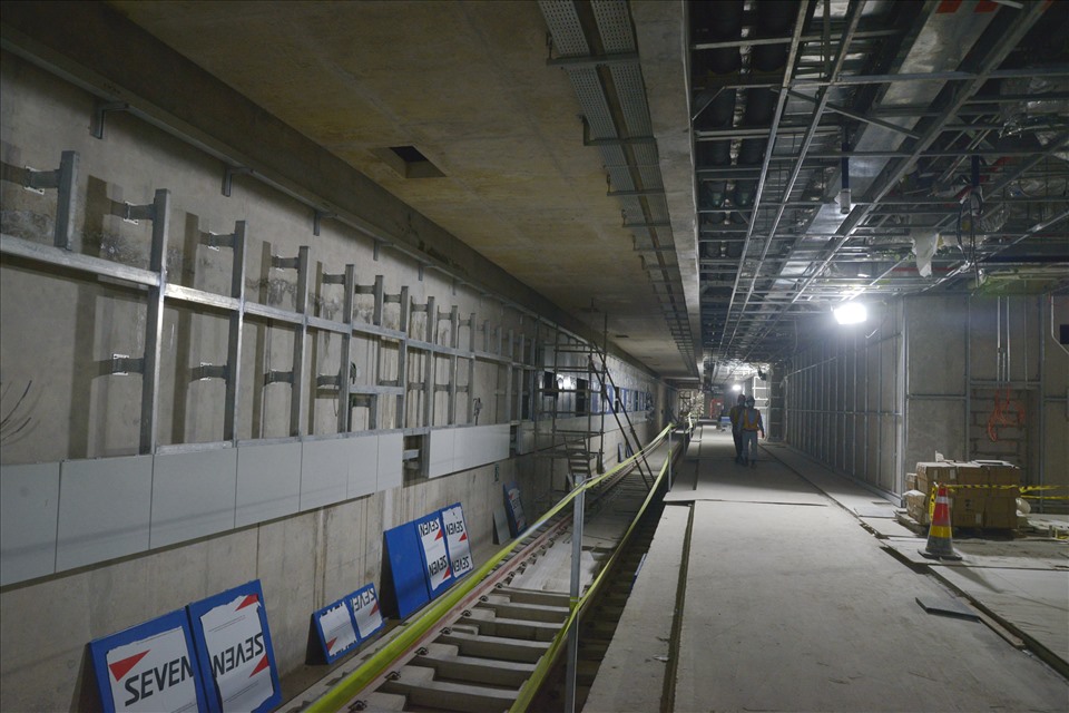Một hướng đường tàu metro đã hoàn thiện lắp đường ray trong hầm B2, nhà ga Ba Son Ảnh: M.Q