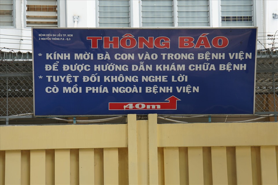 Tấm bảng với nội dung: “Không nghe lời cò mồi dụ dỗ, lừa gạt” được đặt xung quanh một bệnh viện tại quận 3, (TPHCM) để cảnh báo người dân. Ảnh: Thanh Chân
