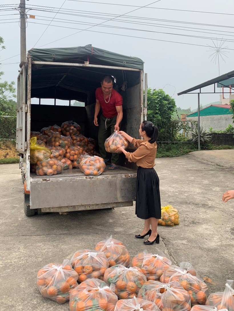 Đoàn viên công đoàn huyện Hàm Yên tiêu thụ cam giúp nông dân. Ảnh: Nguyễn Dương