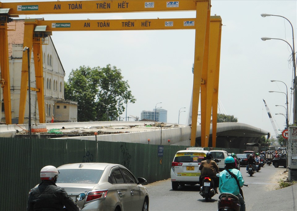 Phía quận 1, chủ đầu tư đã thi công kết cấu dầm từ đường Nguyễn Trung Ngạn đến khúc cua đường Tôn Đức Thắng. Phần nhánh chính dài 437 m với 4 làn xe đã thảm bê tông.