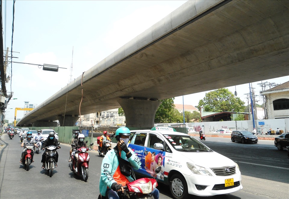 Người dân rất mong đợi cầu Thủ Thiêm 2 sớm hoàn thành vì đường hầm sông Sài Gòn cấm xe máy vào ban đêm.