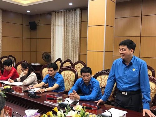 Chủ tịch LĐLĐ tỉnh Nghệ An Kha Văn Tám phát biểu tại buổi làm việc. Ảnh: Kỳ Sơn