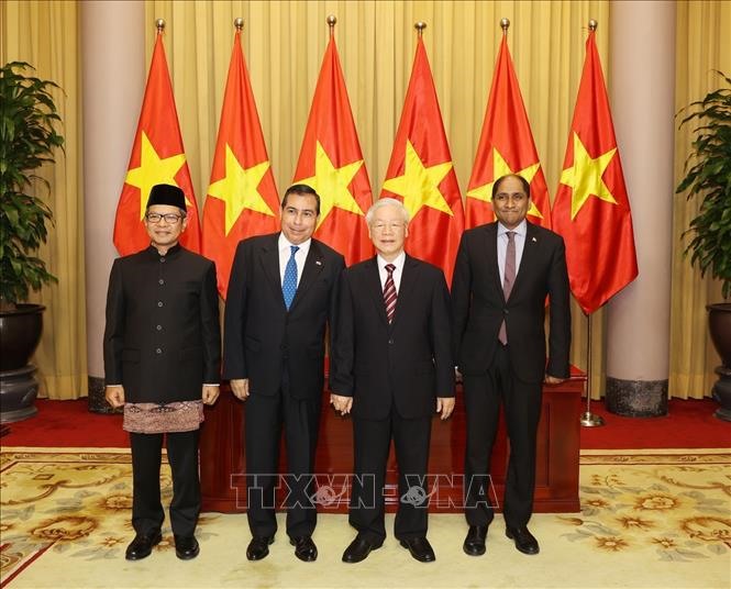 Tổng Bí thư, Chủ tịch nước Nguyễn Phú Trọng chụp ảnh chung với các Đại sứ. Ảnh: Trí Dũng/TXVN