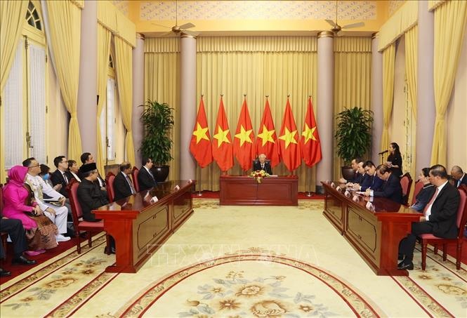 Tổng Bí thư, Chủ tịch nước Nguyễn Phú Trọng nói chuyện với các Đại sứ. Ảnh: Trí Dũng/TTXVN