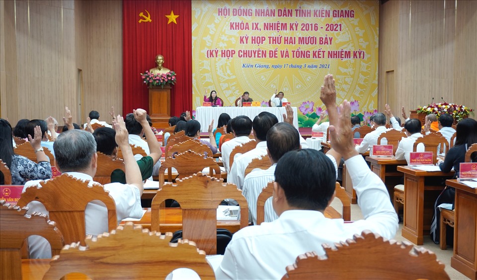 Đại biểu Hội đồng nhân dân tỉnh Kiên Giang biểu quyết thông qua 8 dự thảo Nghị quyết. Ảnh: PV
