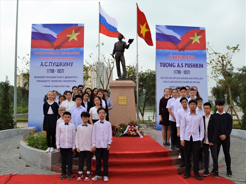 Các em học sinh trước tượng đài Pushkin. Ảnh: ĐSQ Nga