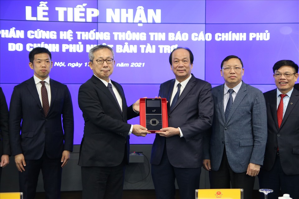 Bộ trưởng, Chủ nhiệm VPCP Mai Tiến Dũng và Đại sứ đặc mệnh toàn quyền Nhật Bản tại Việt Nam Umeda Kunio thực hiện lễ tiếp nhận bàn giao phần cứng của trung tâm báo cáo chỉ đạo của Chính phủ.