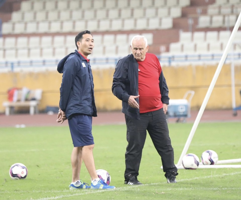 Huấn luyện viên Petrovic dành khoảng thời gian đầu buổi tập để kiểm tra chất lượng mặt sân Hàng Đẫy. Chiến lược gia người Serbia từng chia sẻ mặt sân đẹp sẽ giúp đội bóng của ông thi đấu tốt hơn. Ảnh: S.T