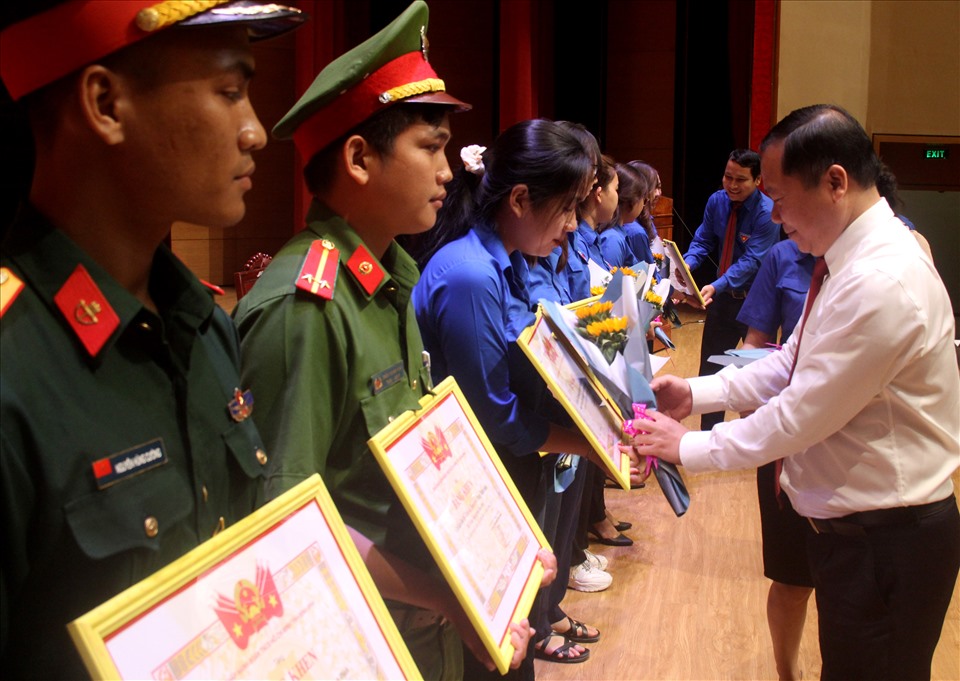 Chủ tịch UBND tỉnh Bình Định tặng bằng khen cho các chi đoàn mạnh. Ảnh: N.T