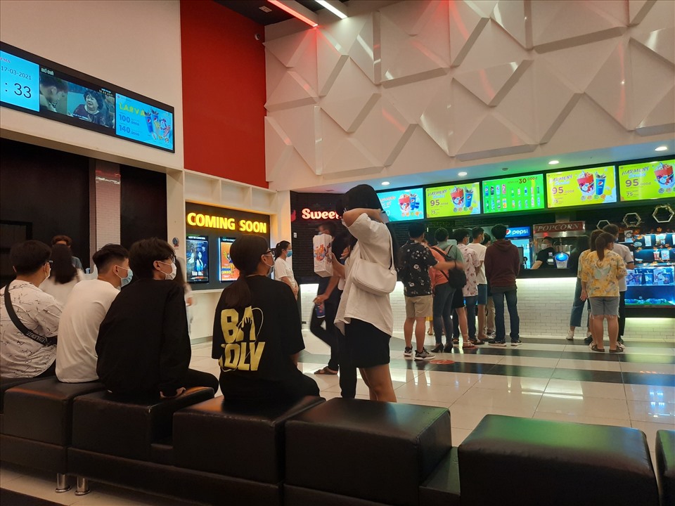 Rất nhiều khán giả ngồi tại phòng chờ của rạp để đợi đến suất chiếu của mình. Có thể thấy độ hot của Bố già vẫn đang chiếm lĩnh thị trường phim Việt trong suốt thời gian vừa qua.