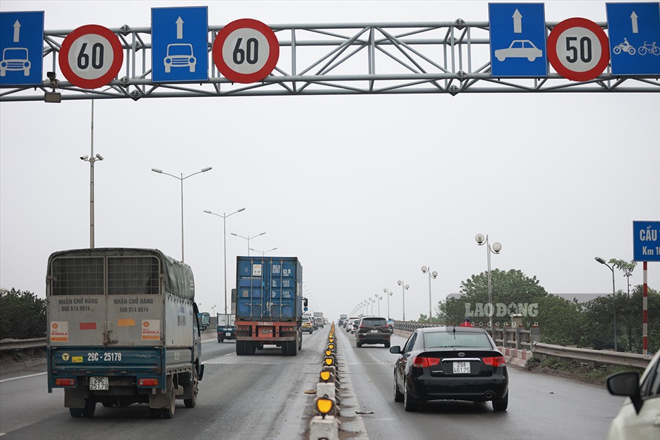 Để giảm thiểu tai nạn, phòng tránh tai nạn, Sở Giao thông Vận tải Hà Nội đã điều chỉnh giảm tốc độ lưu thông trên cây cầu “tử thần” từ 80km/h xuống 60km/h ở 4 làn dành cho xe ô tô; làn hỗn hợp vẫn được lưu thông với tốc độ như cũ là 50km/h.