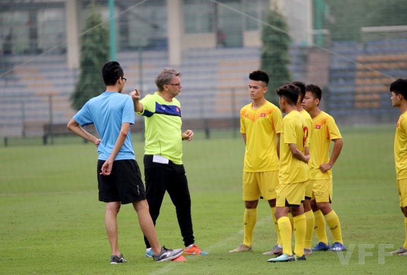 Huấn luyện viên Philippe Troussier đang đi tìm những nhân tố mới cho U18 Việt Nam. Ảnh: VFF