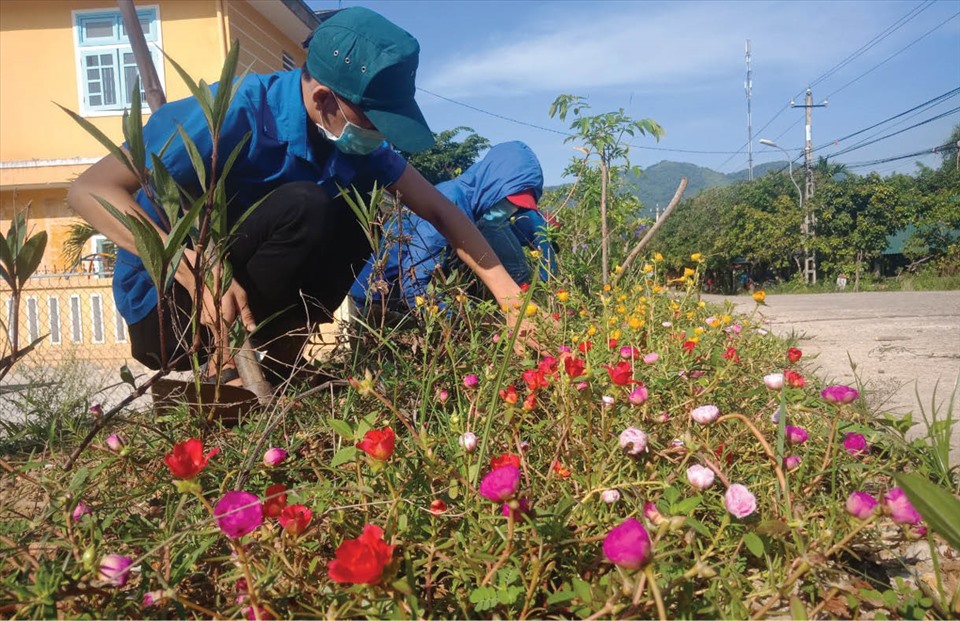 Đoàn viên, thanh niên thôn Thanh Vân tham gia trồng hoa tại các điểm công cộng. Ảnh: CĐ.