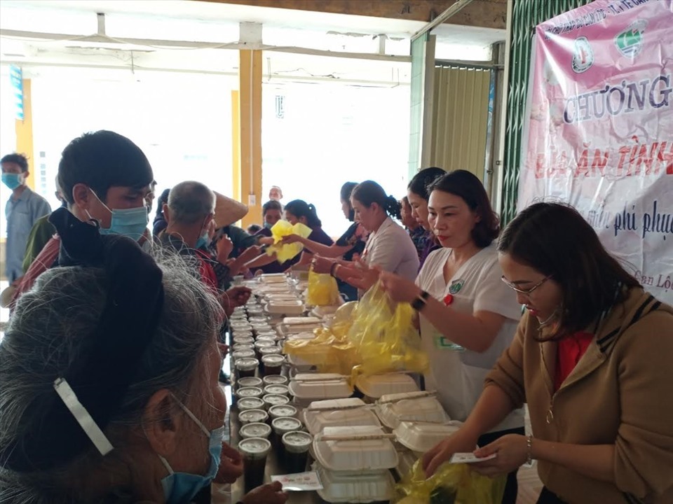 Những suất cơm miễn phí dành cho bệnh nhân nghèo tại Bệnh viện Can Lộc. Ảnh: NV