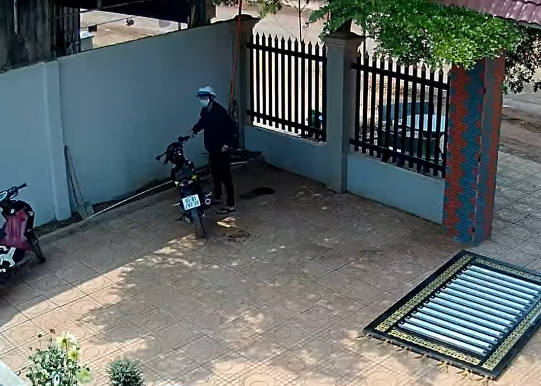 Đối tượng vào dắt trộm xe máy để ở sân. Ảnh cắt từ video nhân vật cung cấp