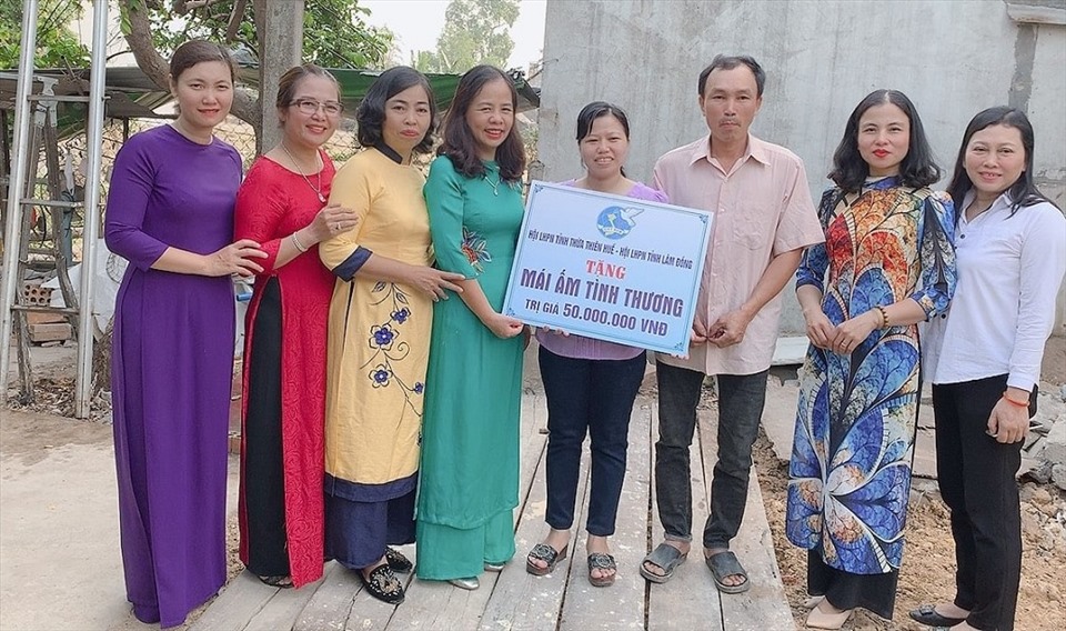 Chị Ngọc Anh được Hội LHPN tỉnh Lâm Đồng hỗ trợ 50 triệu đồng xây dựng “Mái ấm tình thương“. Ảnh: HT.