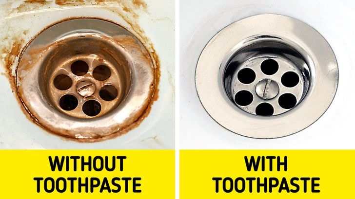 Kem đánh răng giúp làm sạch các ,mảng bám cứng đầu trên đáy bồn rửa (Ảnh nguồn: Bright Side)
