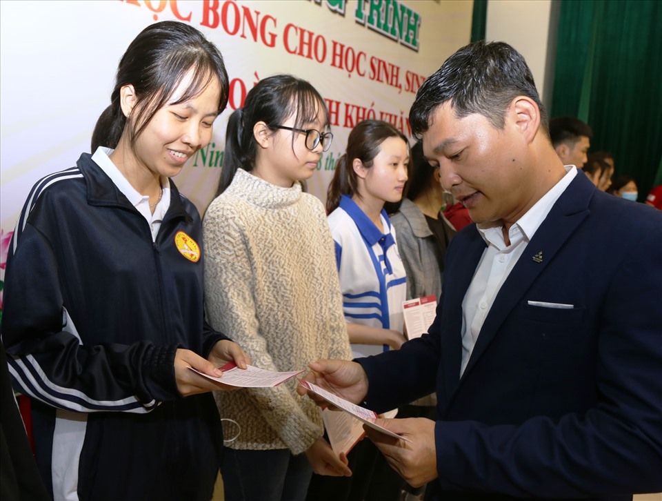 50 sổ tiết kiệm trị giá 190 triệu đồng đã được Công ty TNHH ô tô Mitsubishi Việt Nam trao tới tận tay các học sinh, sinh viên. Ảnh: NT