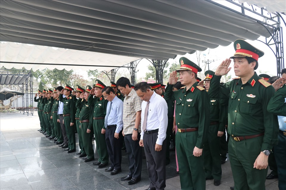 Đoàn Ban chỉ đạo hội thảo dành phút mặc niệm tại Nghĩa trang liệt sĩ Quốc gia Đường 9. Ảnh: Xuân Diện.