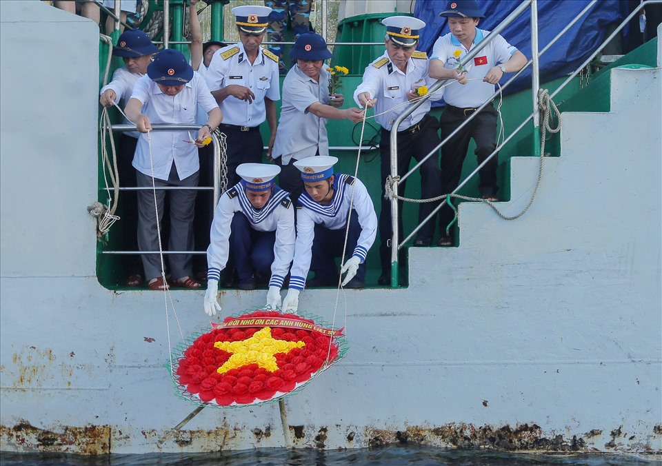 Đoàn công tác trên tàu Trường Sa 571 thả vòng hoa tưởng niệm các liệt sĩ hy sinh vì chủ quyền biển đảo Tổ quốc, trên vùng biển xã đảo Sinh Tồn.
