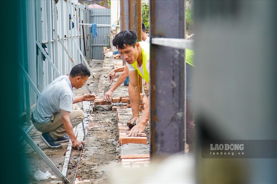 Tháng 9/2018, UBND quận Ba Đình đã ban hành Quyết định số 1554/QĐ - UBND, yêu cầu bà Thanh tự khắc phục hậu quả, tháo dỡ công trình vi phạm, khôi phục lại tình trạng lô đất số 32 Văn Cao trước khi lấn chiếm, tuy nhiên không được thực hiện.