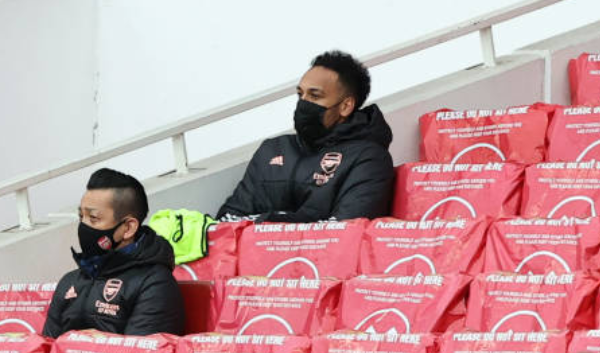 Aubameyang chắc chắn không quen với cảm giác ngồi dự bị tại Arsenal, nơi anh được tin tưởng trao tấm băng đội trưởng.  Ảnh: AP