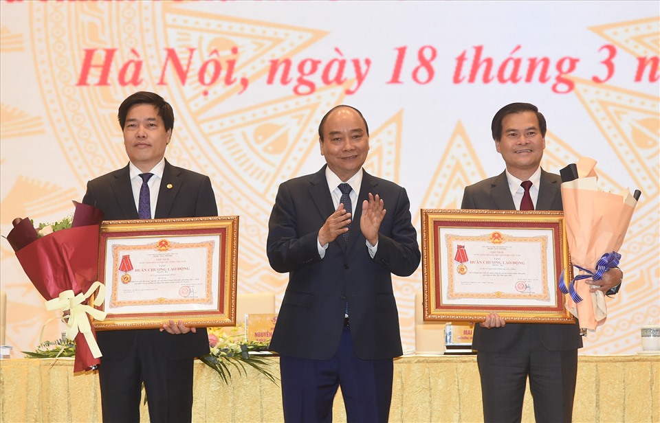 Thủ tướng nguyễn Xuân Phúc trao Huân chương Lao động cho các cá nhân. Ảnh: Quang Hiếu