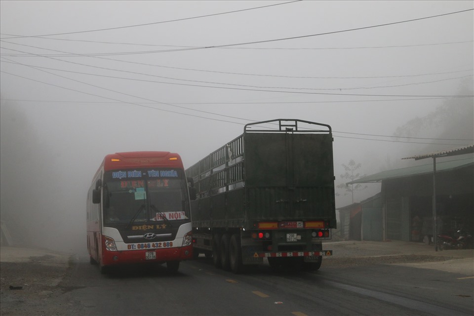 Mặt khác tuyến đường Quốc lộ 6 là tuyến đường huyết mạch nối liền tỉnh Điện Biên với Hà Nội, mỗi phương tiện muốn đi lên Điện Biên bắt buộc phải đi qua đèo này.