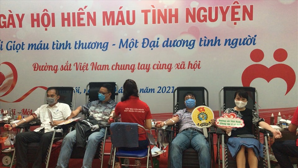 Ngày hội hiến máu tình nguyện do Công đoàn Đường sắt Việt Nam và Đoàn Thanh niên Tổng công ty Đường sắt Việt Nam phối hợp Viện Huyết học - Truyền máu Trung ương tổ chức . Ảnh: Chu Kiên