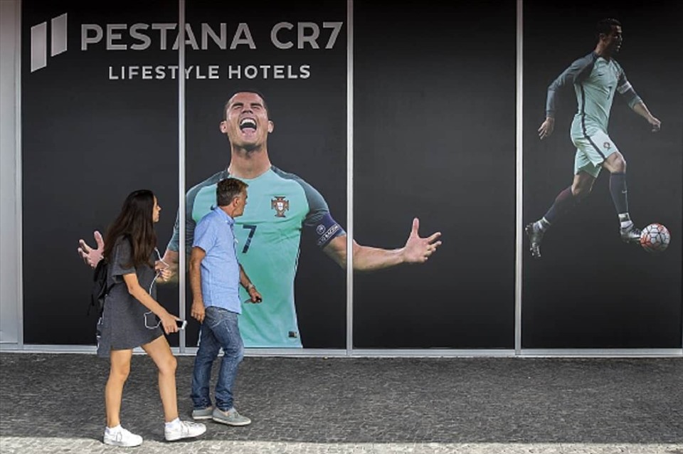Nếu ký hợp đồng 1 năm với Real Madrid, Ronaldo chỉ phải nộp 19% thuế thu nhập từ lương, các nguồn thu nhập khác ngoài Tây Ban Nha không bị áp thuế. Ảnh: AFP
